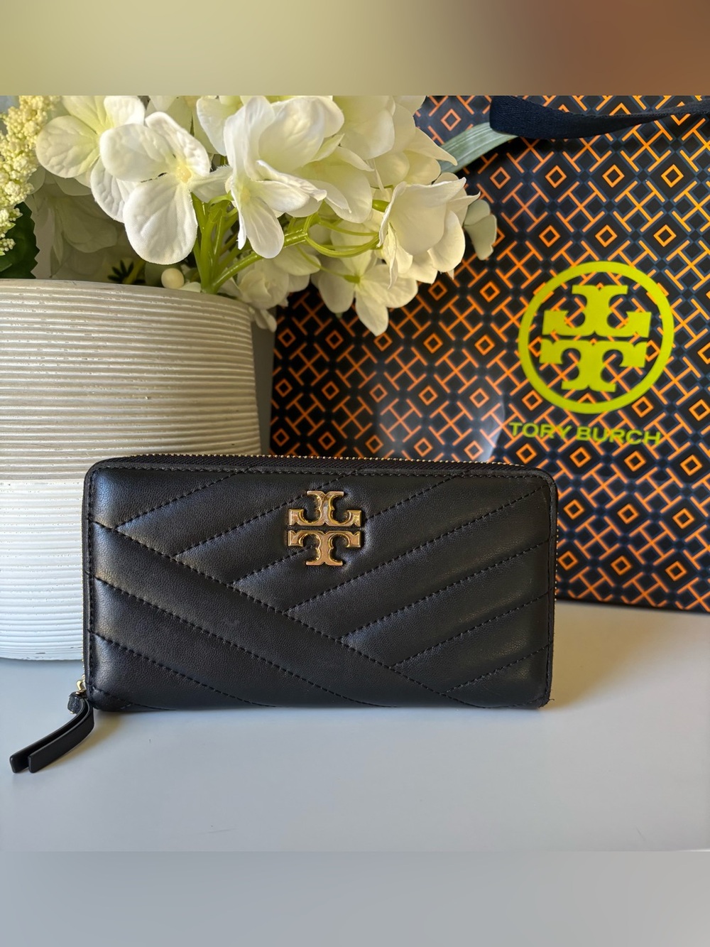 TORY BURCH QUILTED CHEVRON ZIP AROUND W/GOLD TB LOGO